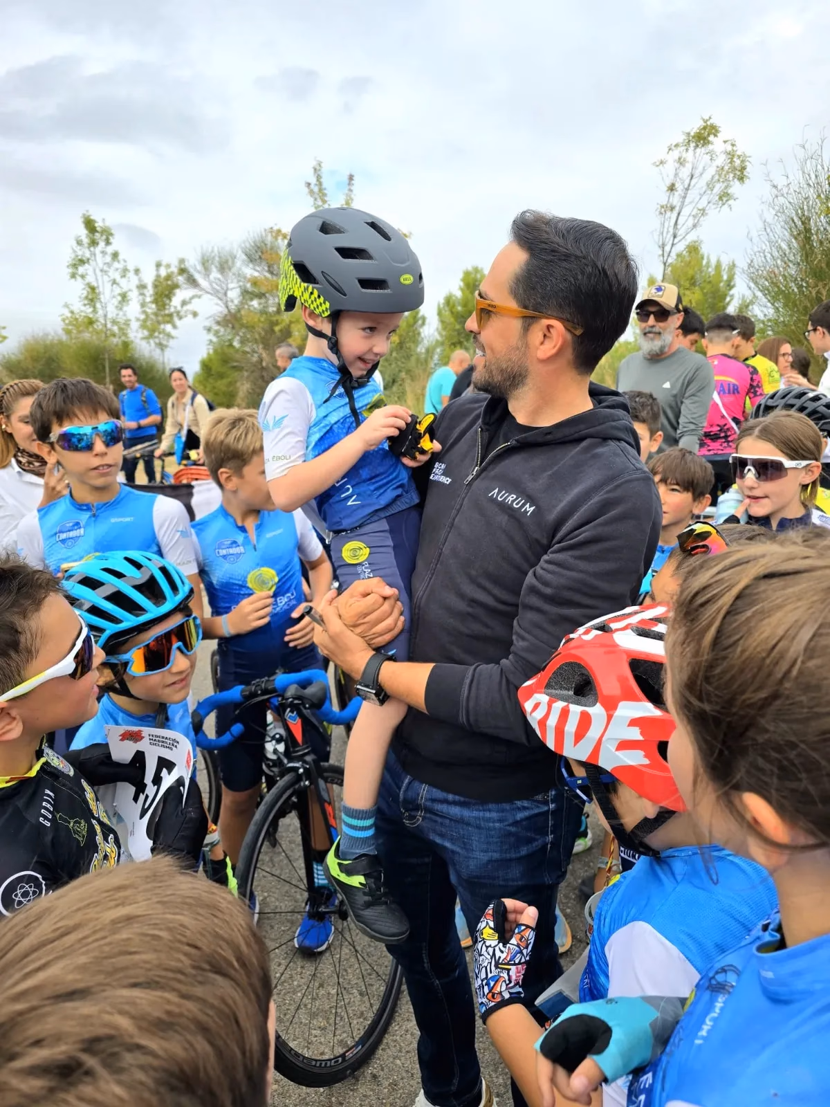 Alberto Contador con los jóvenes ciclistas del campus