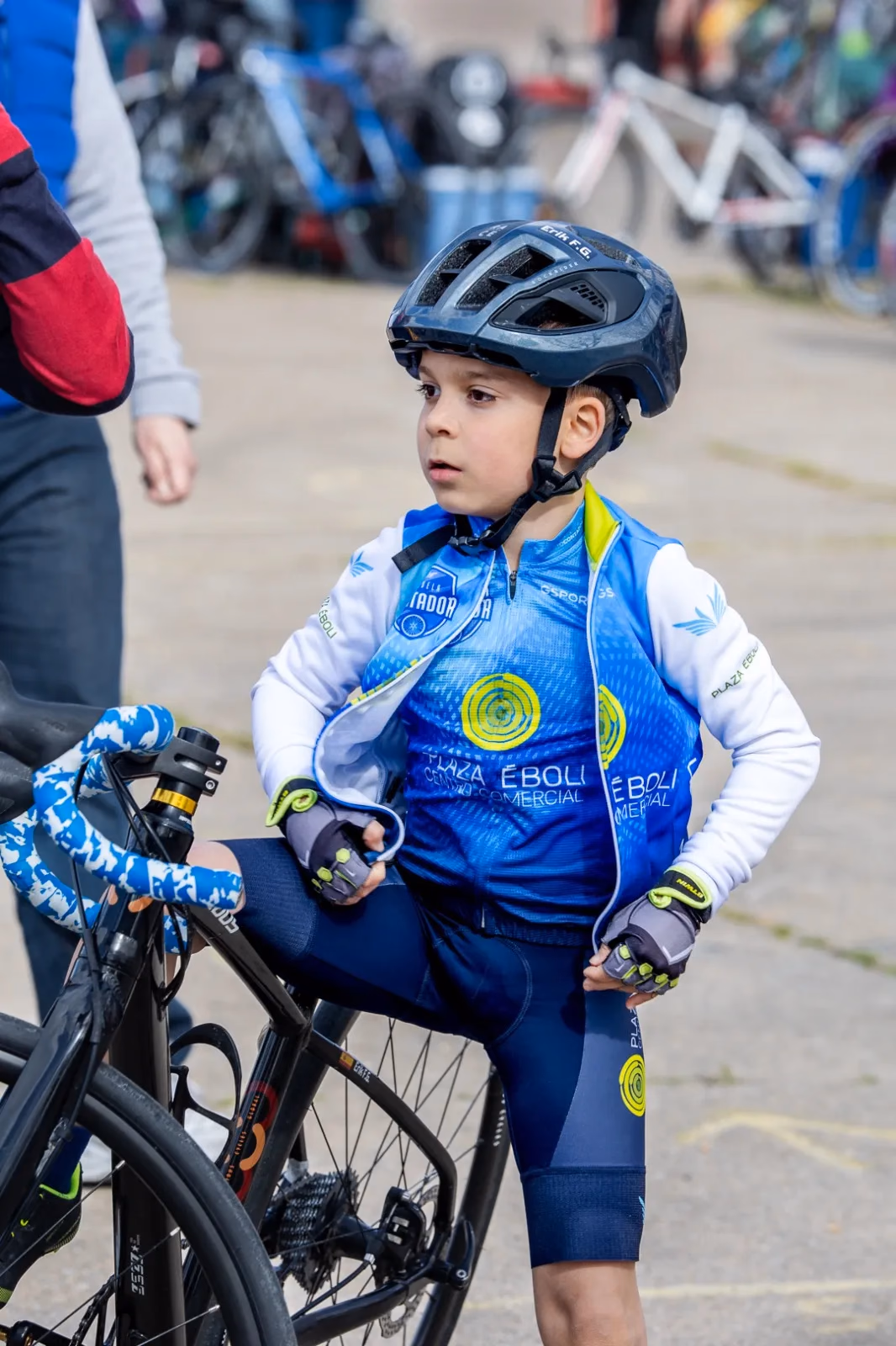 Joven ciclista del campus con el maillot de la Fundación