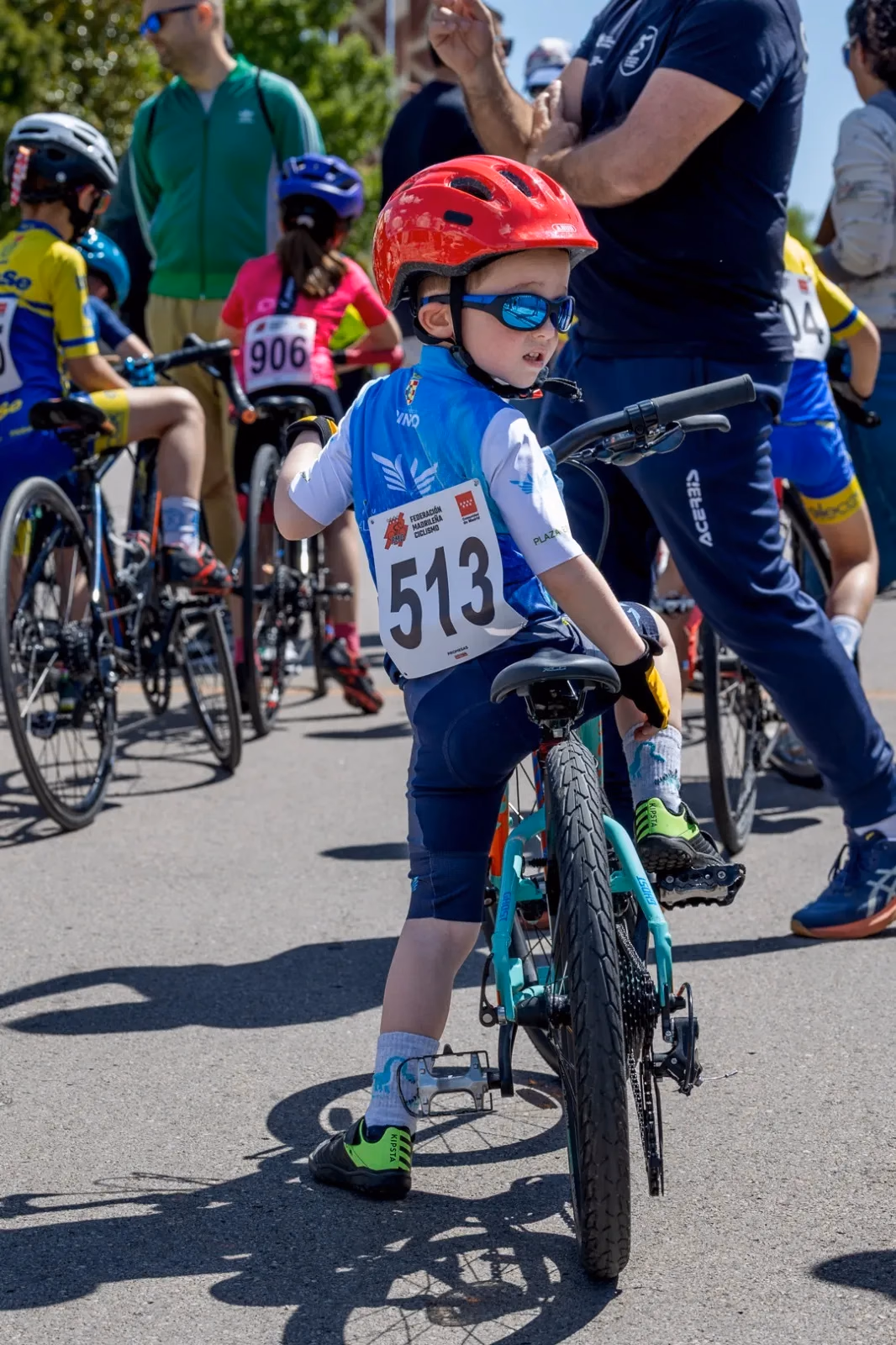 Joven ciclista del campus preparado para la jornada